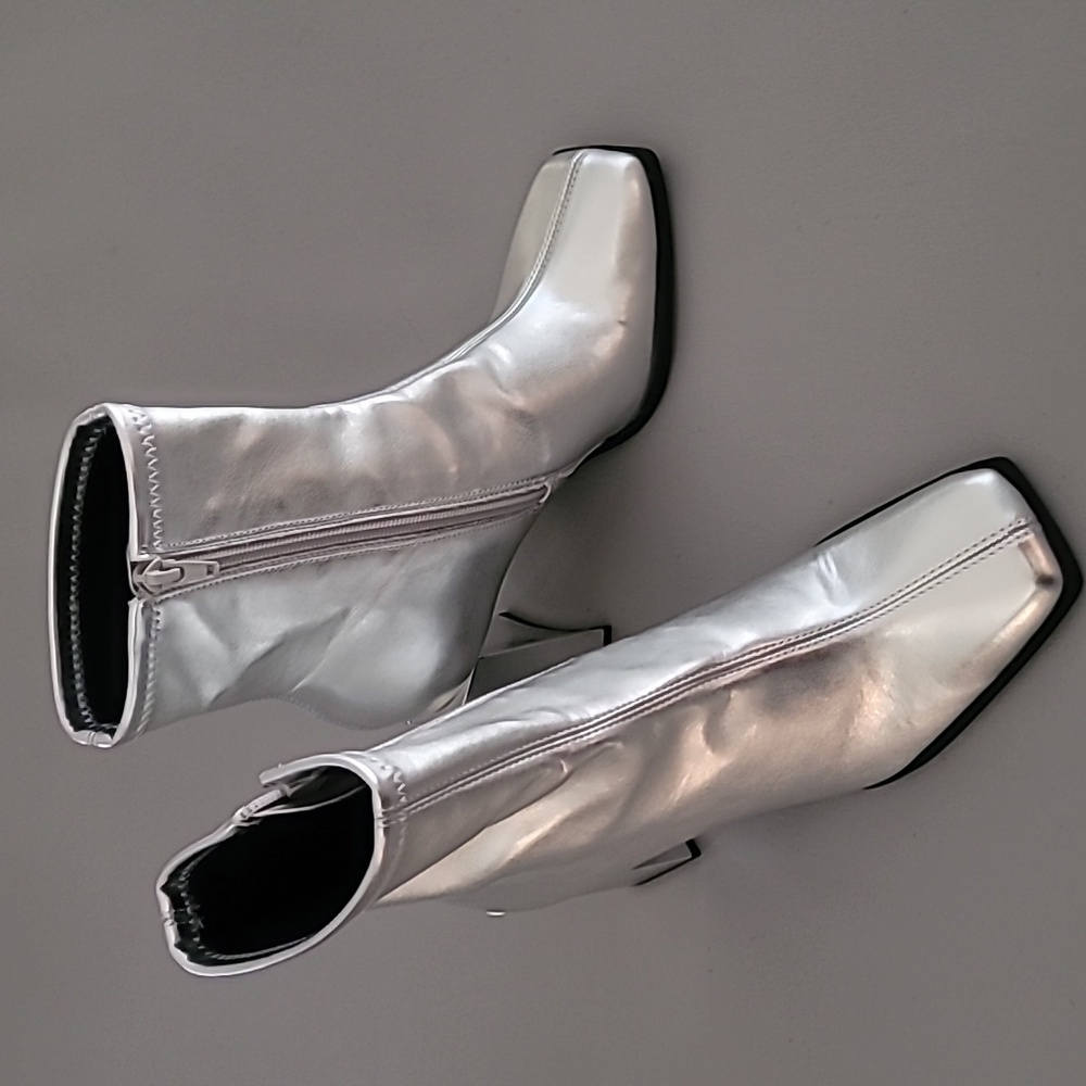 Gianni Bini Women's Border-Line Silver Metallic Block Heel Booties 7M